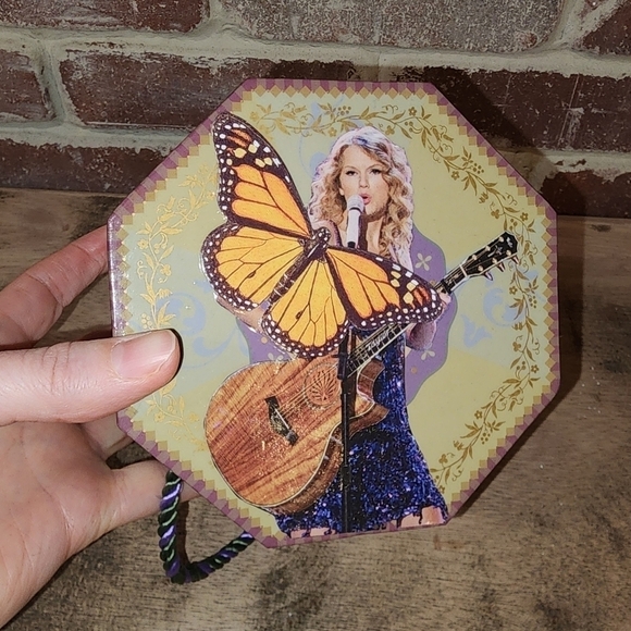 Taylor Swift Fearless Inspired Gift Box w/ Set Of 4 Glowing Bracelets - Picture 2 of 8